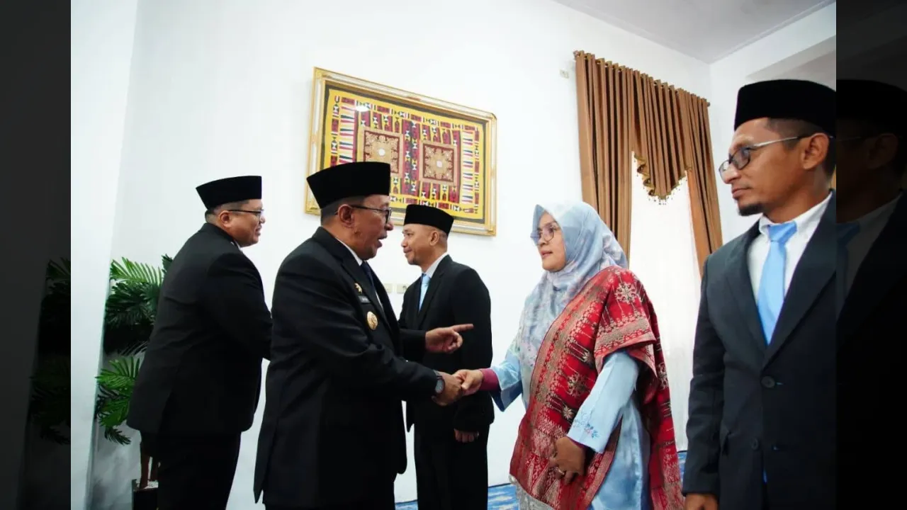 Empat pejabat administrator di pemkab Tanah Datar menerima ucapan selamat dari Bupati Eka Putra